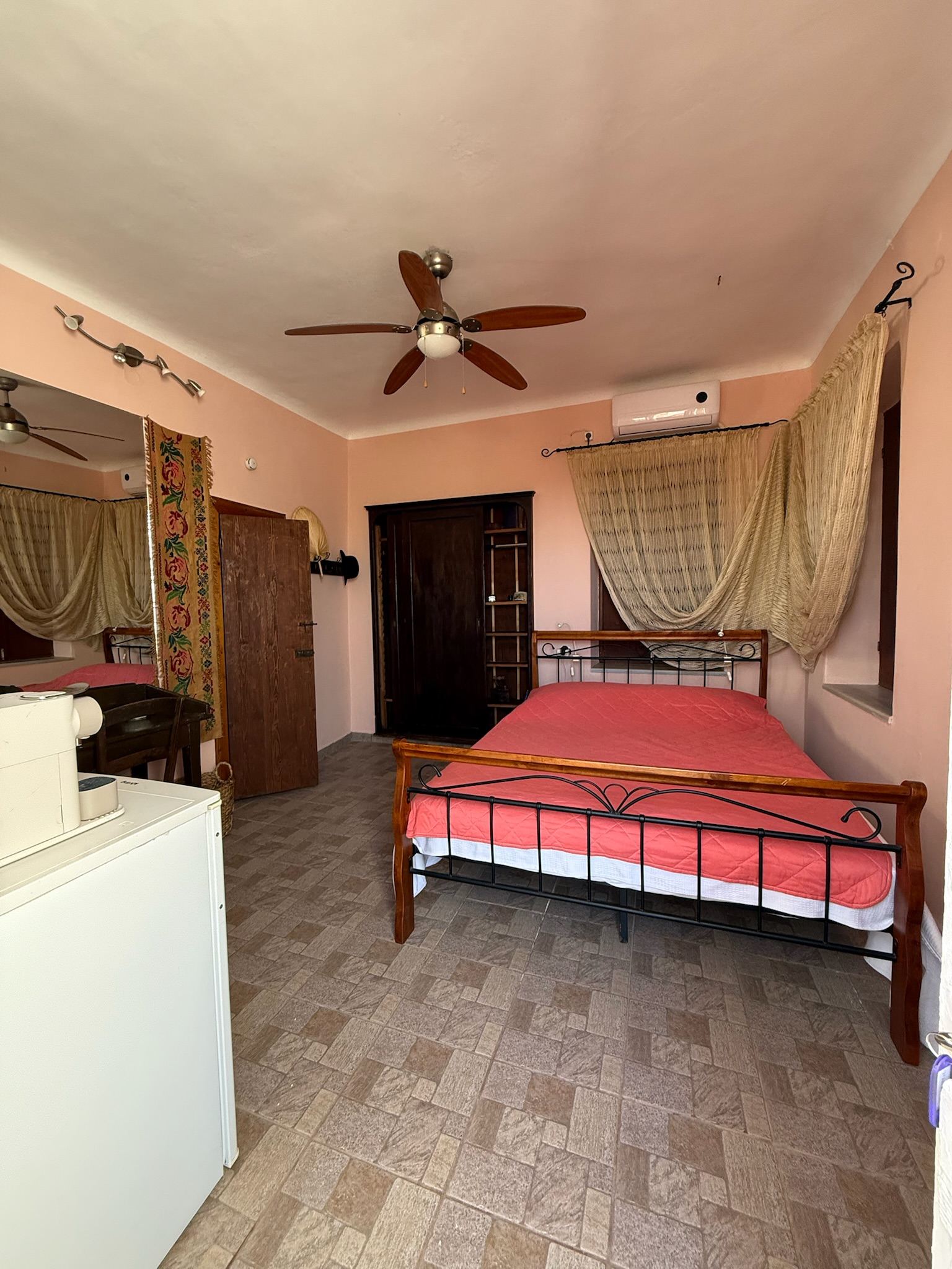Romantic 1936 double room in warm rose tones